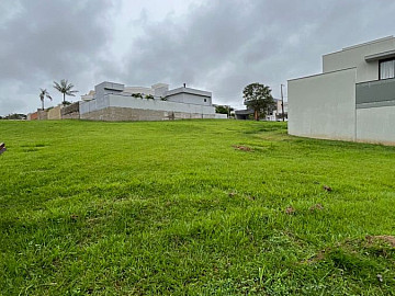 TERRENO EM CONDOM�NIO � VENDA