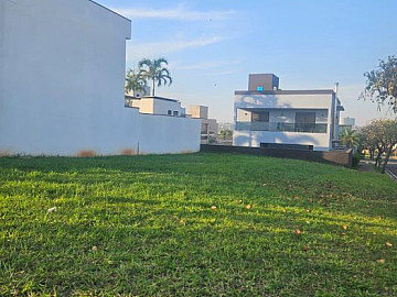 TERRENO EM CONDOM�NIO � VENDA