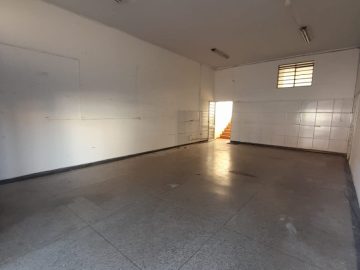 SALÃO COMERCIAL COM CASA NOS FUNDOS PARA LOCAÇÃO