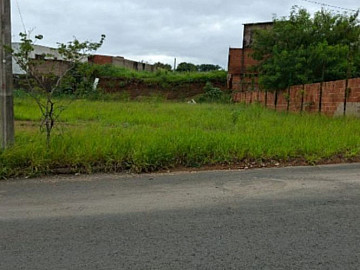 TERRENO EM CONDOM�NIO � VENDA